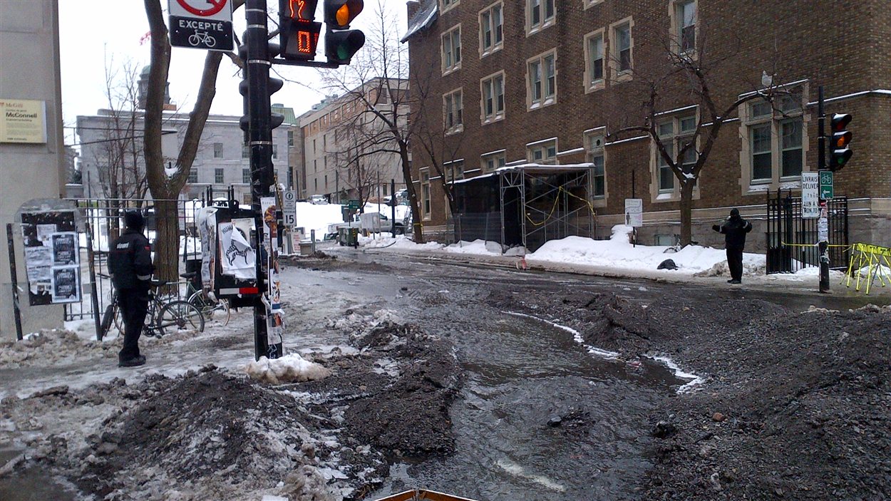 La force de l'écoulement de l'eau lui a permis de se forger un lit à même la rue.