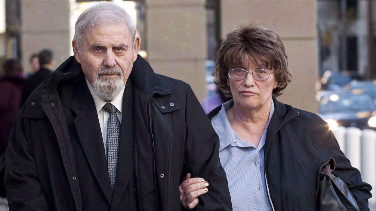 L'ancien psychiatre judiciaire Aubrey Levin, à gauche, quitte le tribunal de Calgary, le lundi 15 octobre 2012, en compagnie de sa femme, Erica Levin.