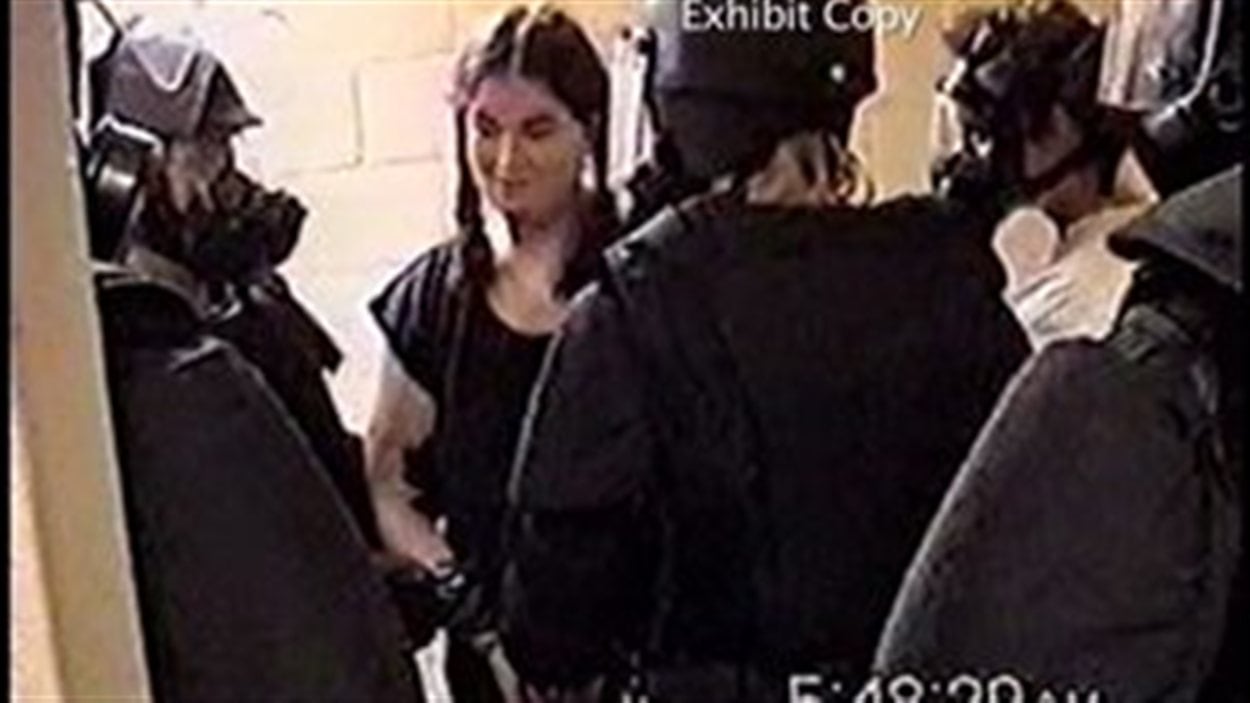 Dans cette image tirée d’une vidéo, on montre Ashley Smith entourée de gardiens dans un établissement de Joliette au Québec. Cette photo a été montrée au juré dans lors d’une formation sur le système carcéral du Canada.