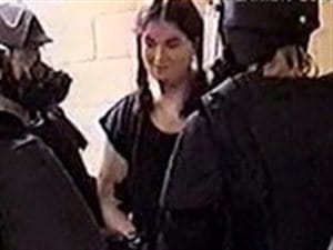 Dans cette image tirée d’une vidéo, on montre Ashley Smith entourée de gardiens dans un établissement de Joliette au Québec. Cette photo a été montrée au juré dans lors d’une formation sur le système carcéral du Canada.