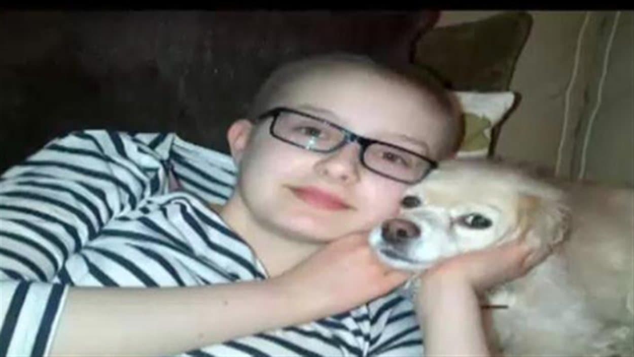 Alex Blake pose avec un chien.