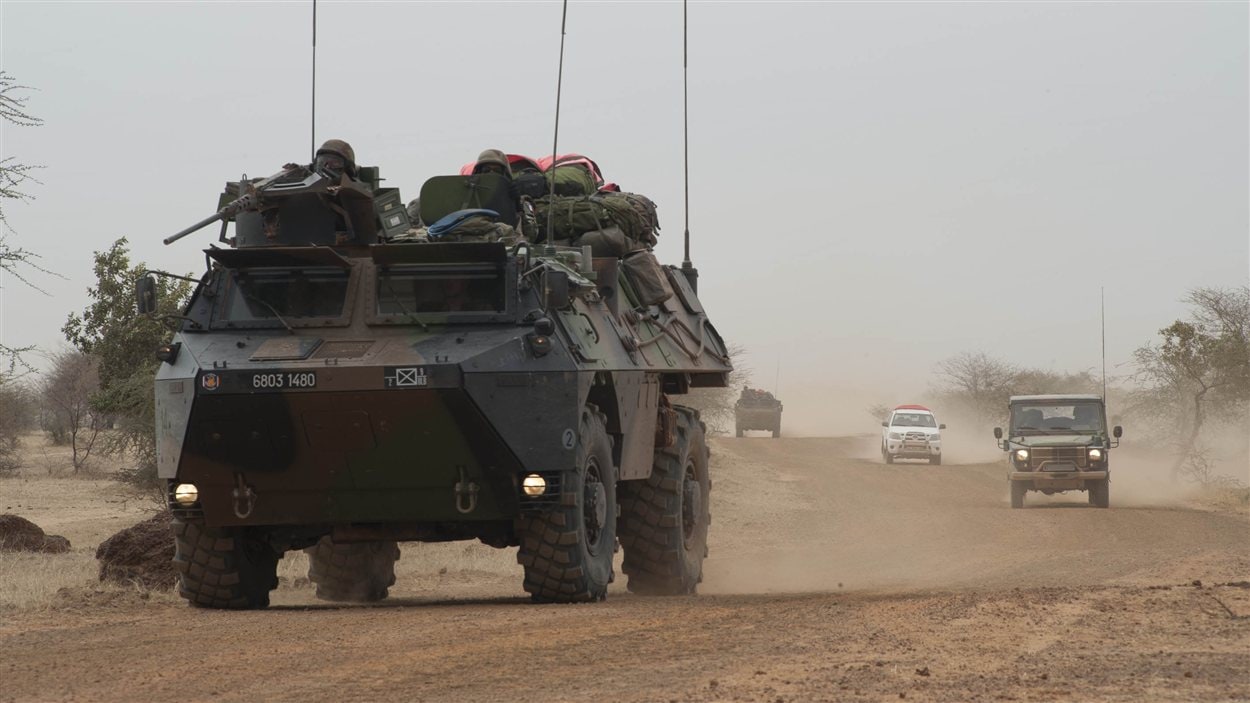 Des véhicules des forces françaises circulent près de Tombouctou le 28 janvier au Mali. 