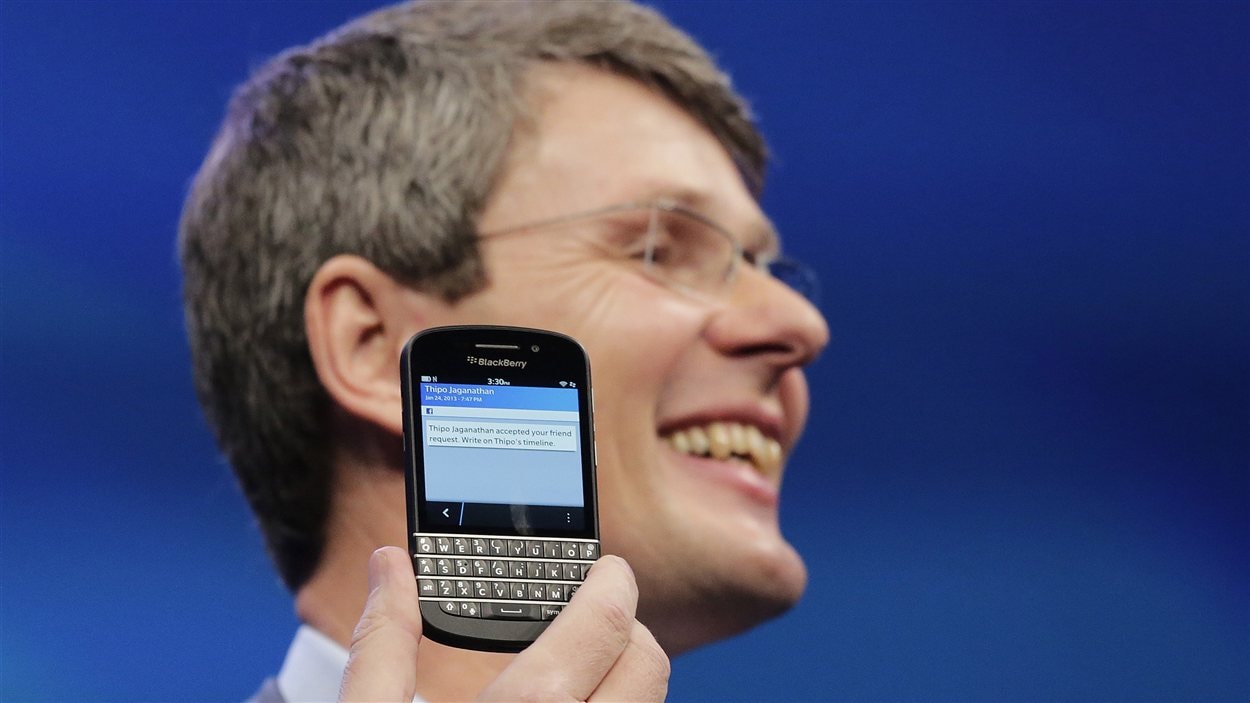 Le PDG de RIM, Thorsten Heins, et le BlackBerry Q10