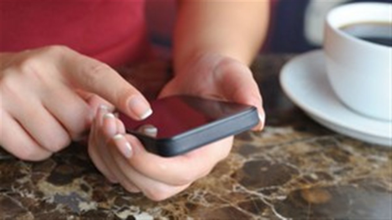 Un usager de cellulaire