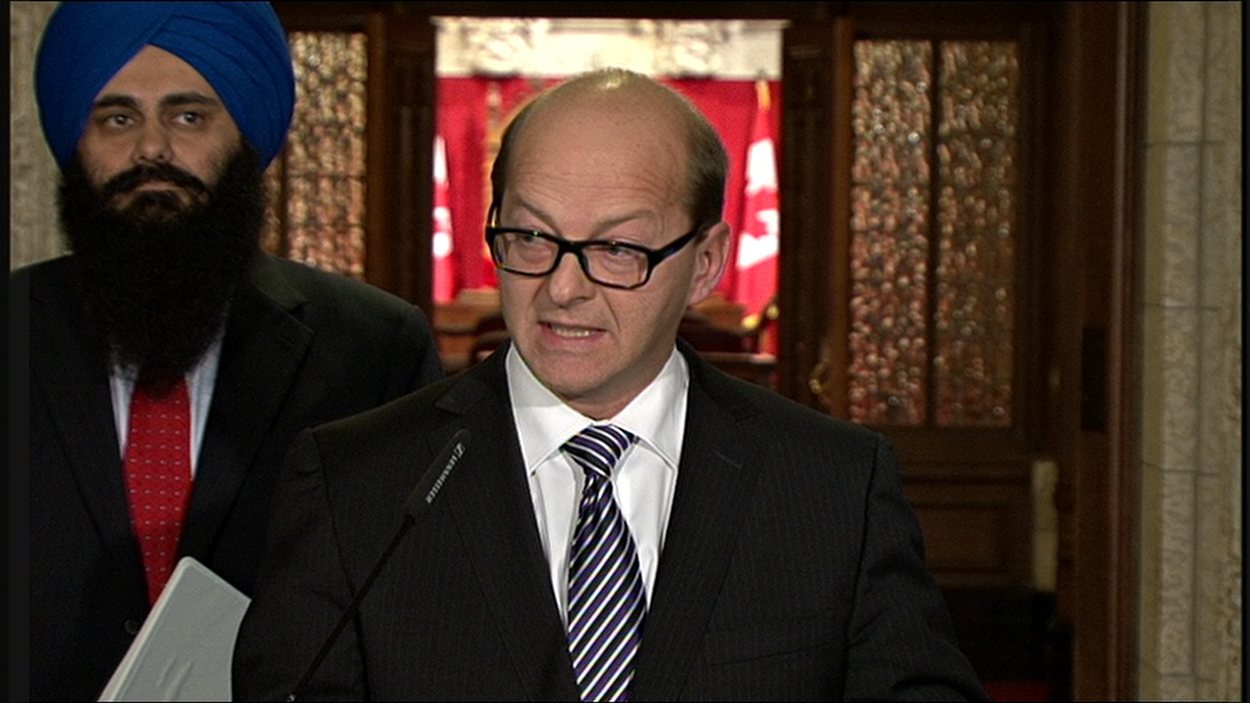 Le ministre d'État responsable de la Réforme démocratique, Tim Uppal, et le sénateur Claude Carignan