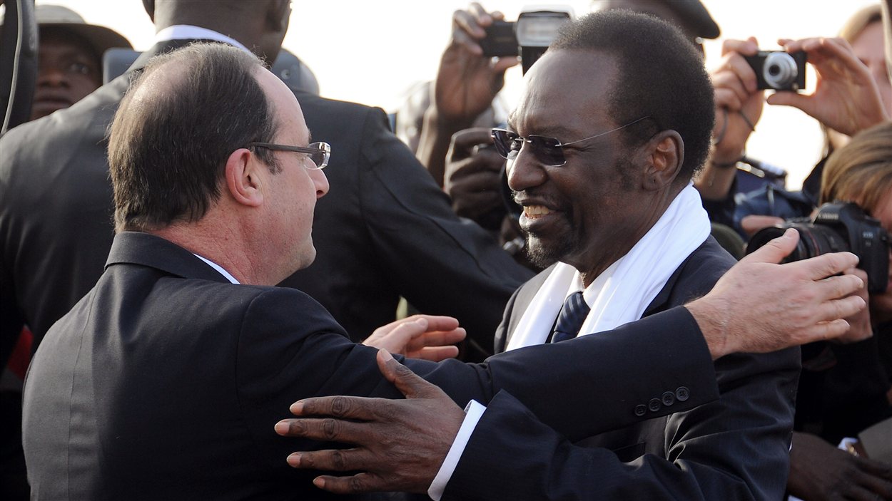 Le président français François Hollande accueilli à son arrivée au Mali par le président par intérim du Mali, Dioncounda Traoré