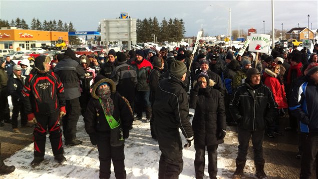Des centaines de personnes manifestent à Mont-Joli.