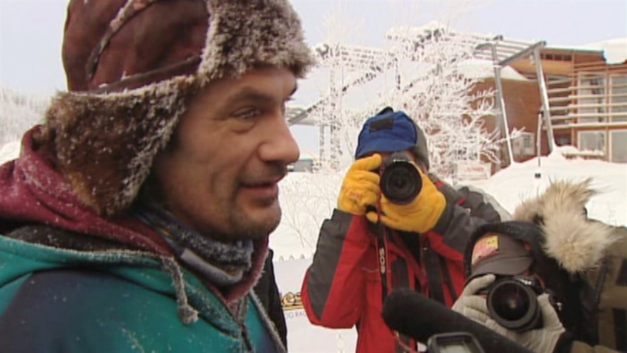 Hugh Ness répond aux questions des journalistes lors de son arrivée à l'étape de mi-parcours à Dawson City.