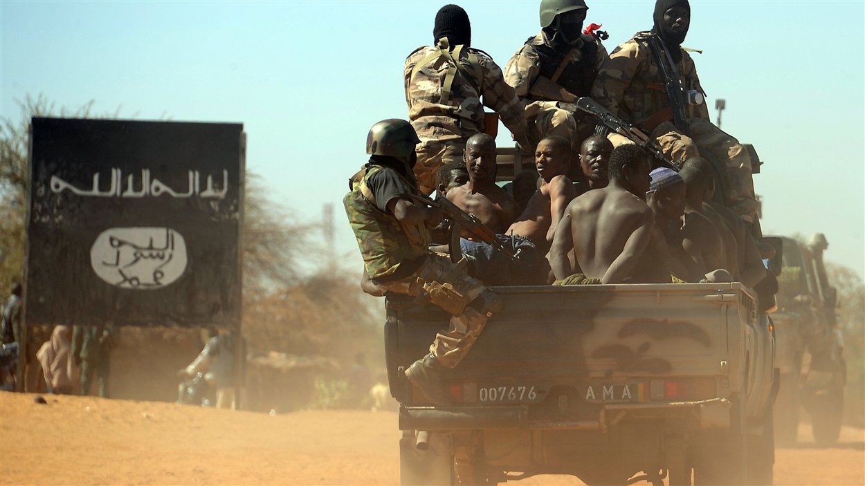 Des soldats maliens arrêtent des suspects qui seraient liés aux rebelles islamistes.