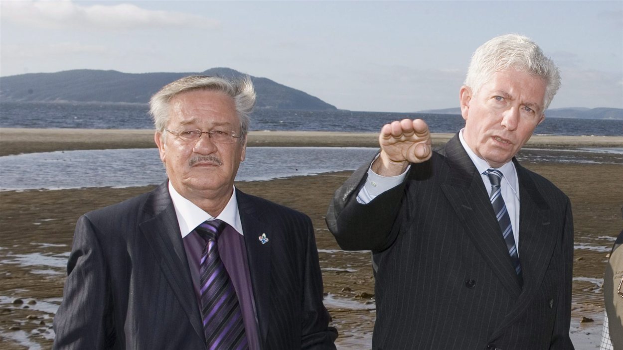 L'ancien député de Manicouagan, Gérard Asselin, accompagné du chef bloquiste de l'époque, Gilles Duceppe