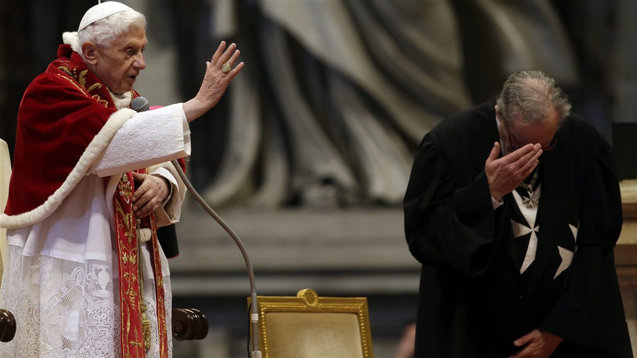 Le pape bénit le grand maître de l'ordre de Malte, Matthew Festing, au Vatican, le 9 février 2013.