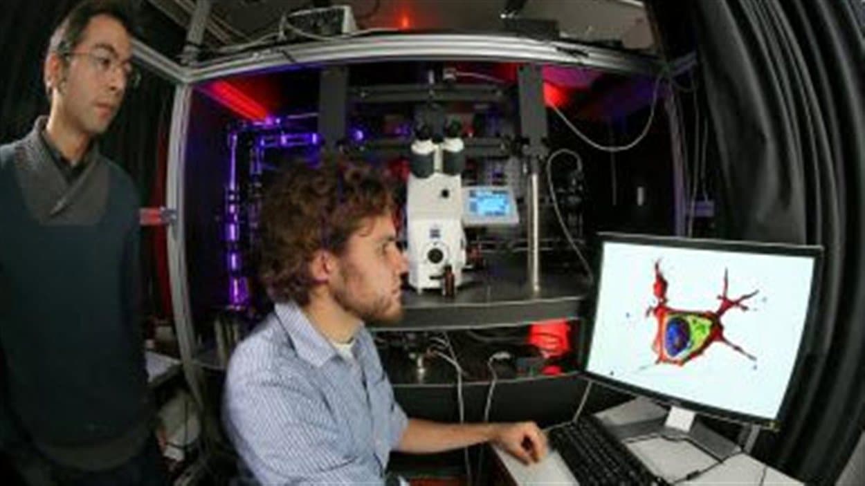 Fatih Toy (g.) et Yann Cotte devant leur installation