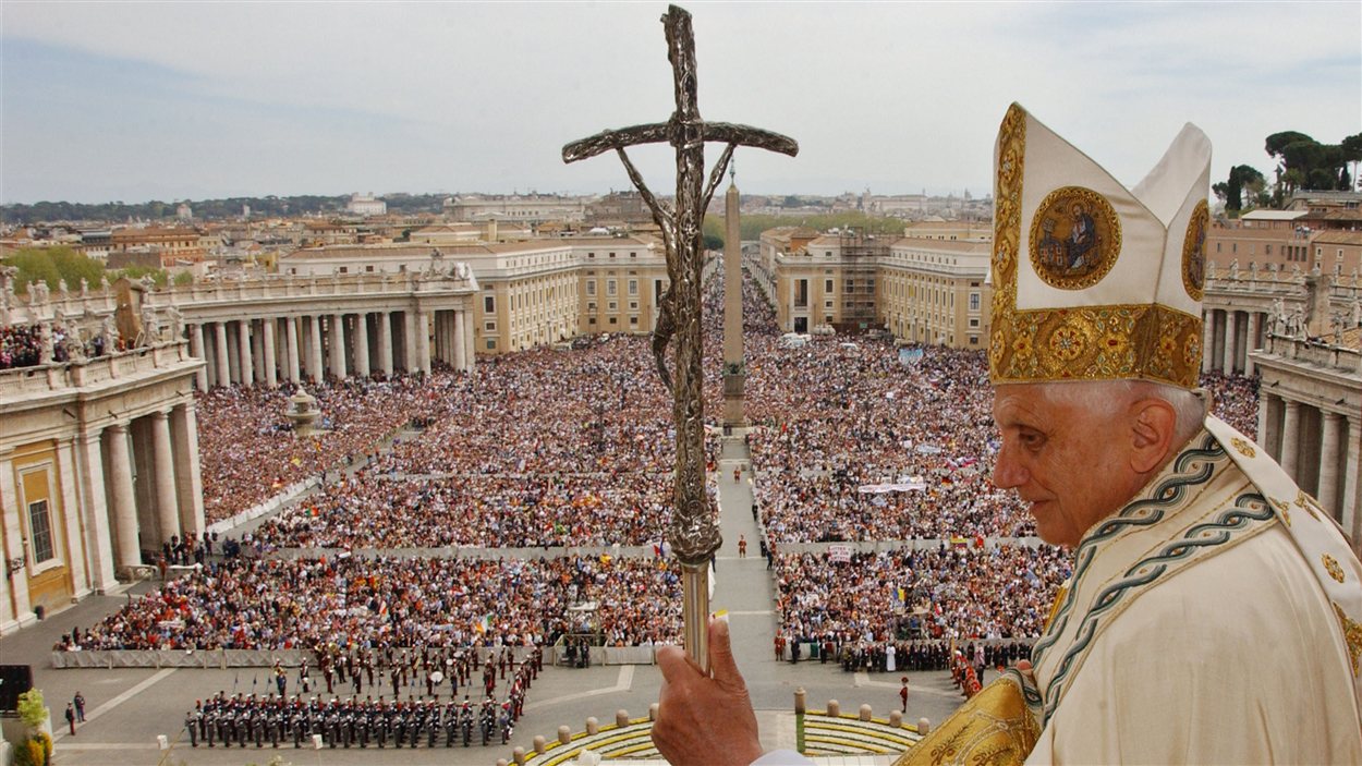 Le pape Benoît XVI lors del sa bénédiction Urbi et Orbi, place Saint-Piertre, en 2006.