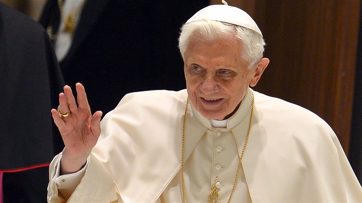 Le pape à son arrivée à son audience hebdomadaire au Vatican le 6 février 2013