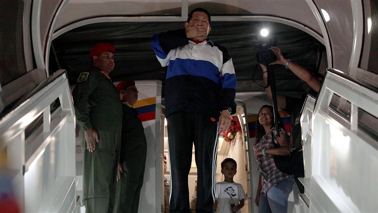 Départ du président vénézuélien Hugo Chavez de Caracas vers Cuba, le 10 décembre 2012, pour y suivre un nouveau traitement de son cancer.