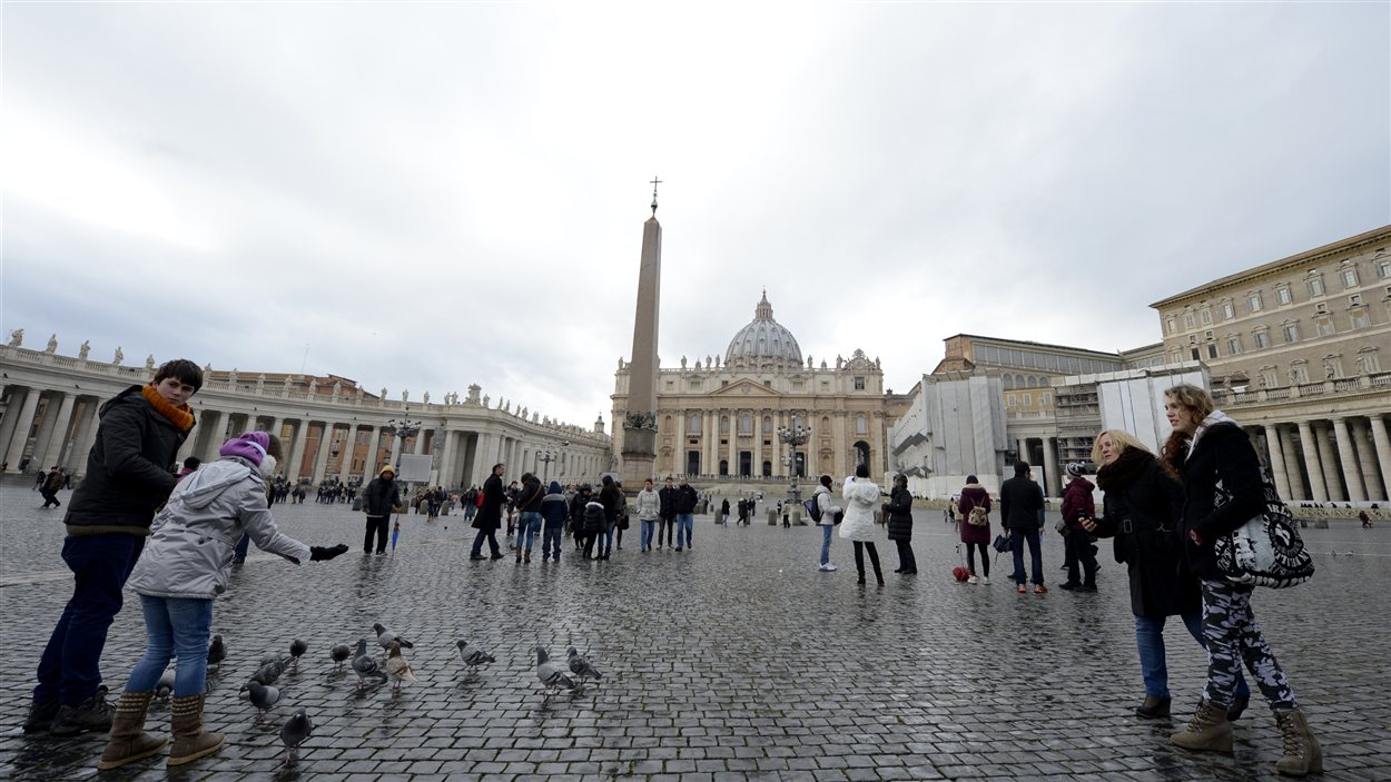 Le place Saint-Pierre de Rome quelques minutes après l'annonce de la démission du pape Benoît XVI