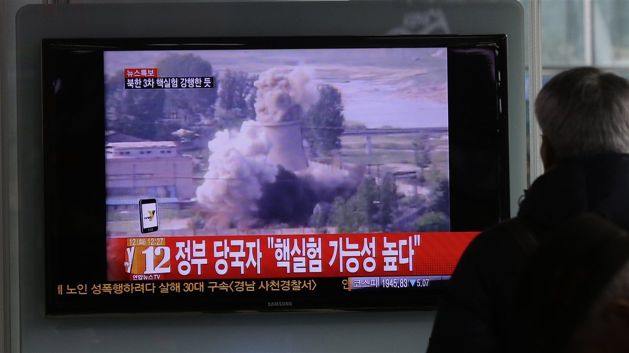 Un Sud Coréen regarde la télévision annonçant le test nucléaire nord coréen dans une gare ferroviaire de Séoul.