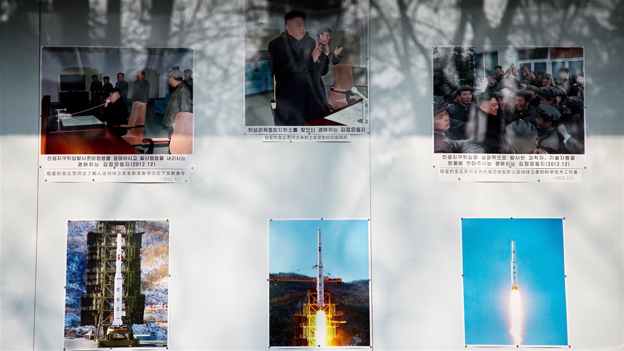 Un tableau présentant les essais nucléaires de Pyongyang devant l'ambassade nord-coréenne à Pékin, en Chine.