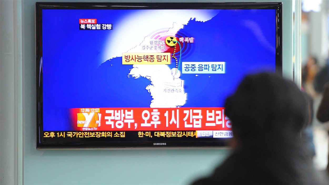Des passagers regardent la télévision annonçant l'essai nucléaire nord-coréen dans une gare de la capitale sud-coréenne Séoul.