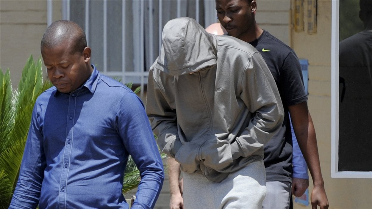 Oscar Pistorius quittant le poste de police