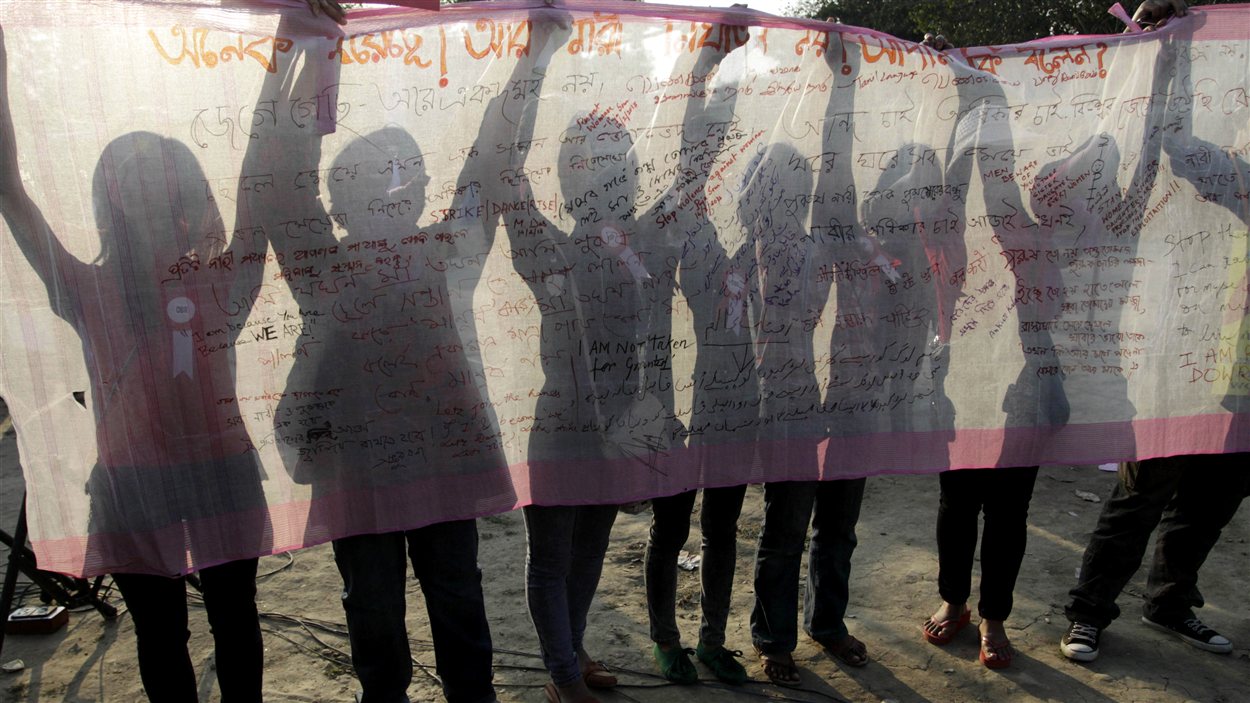 Des manifestantes en Inde brandissent une banderole.