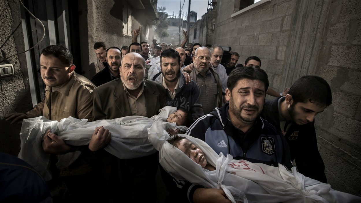 Photo de l'année 2012 du World Press Photo prise dans la ville de Gaza (territoires palestiniens) le 20 novembre 2012.