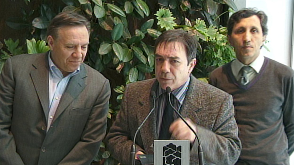 Le chef de la CAQ, François Legault, Pierre Leclerc, de Fondation Rivières, et le député de QS Amir Khadir