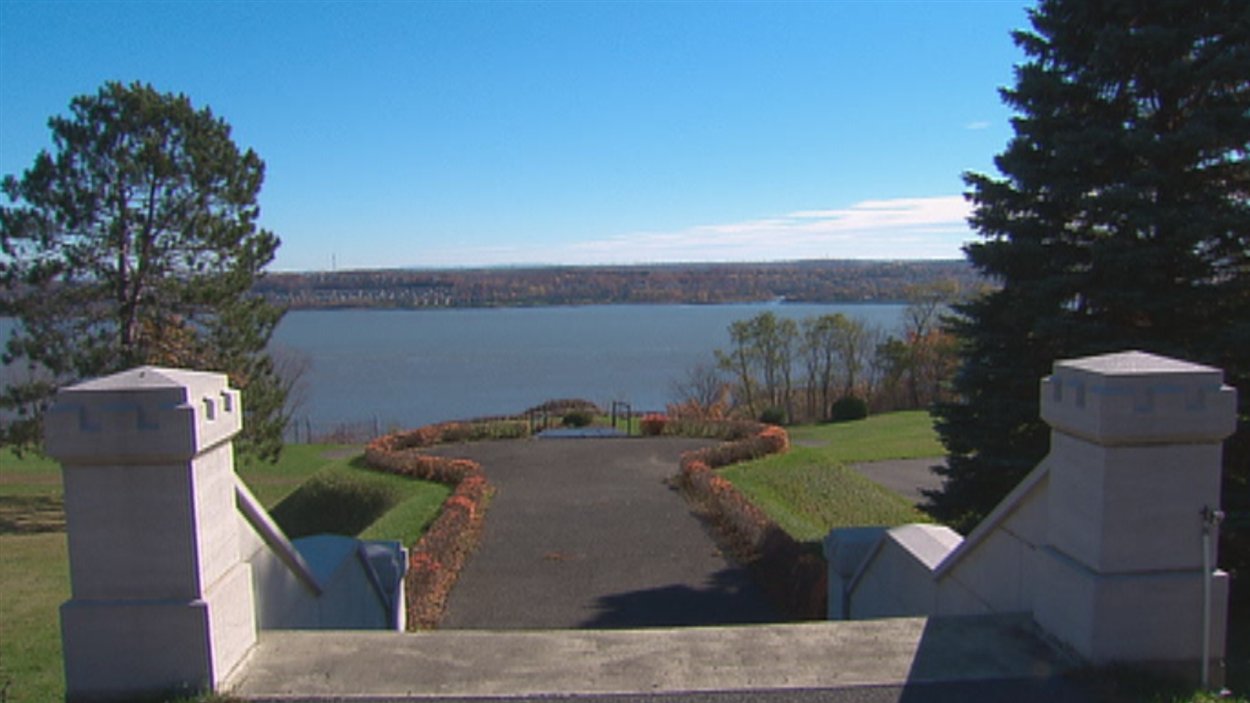 Certaines grandes propriétés ont vu sur le fleuve