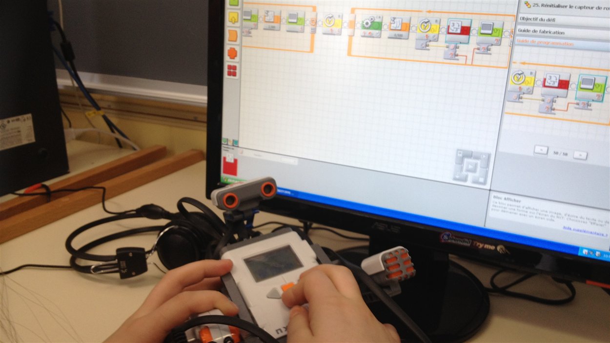Un atelier de robotique à l'école primaire Saint-Louis de Nédélec