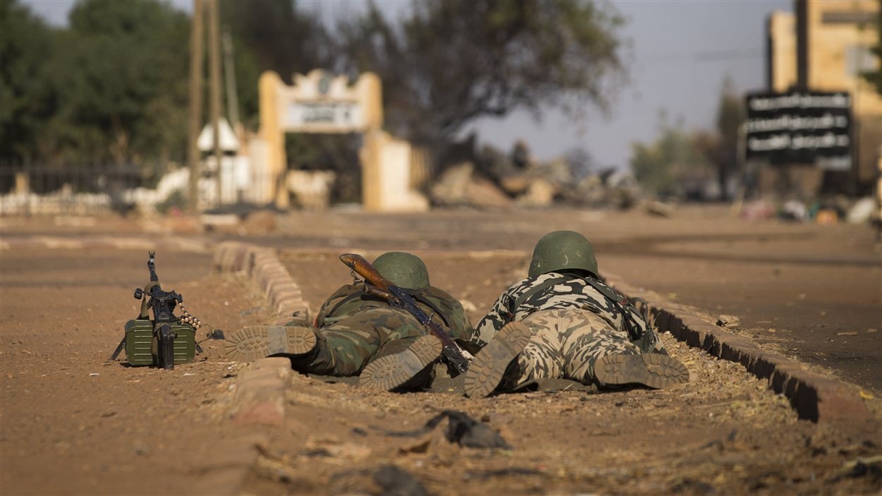 Des soldats maliens au sol dans le centre de Gao