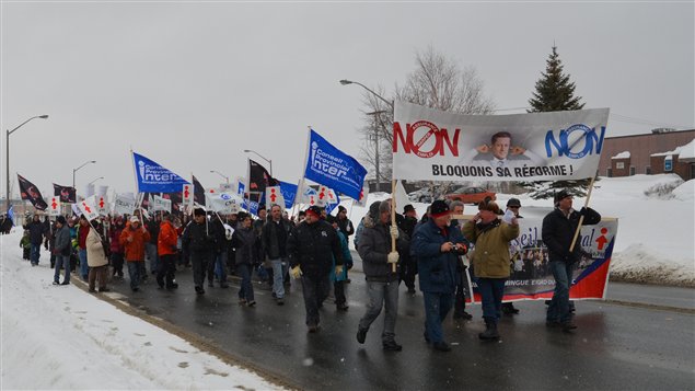 Des centaines de personnes manifestent contre la réforme de l'assurance-emploi à Rouyn-Noranda.