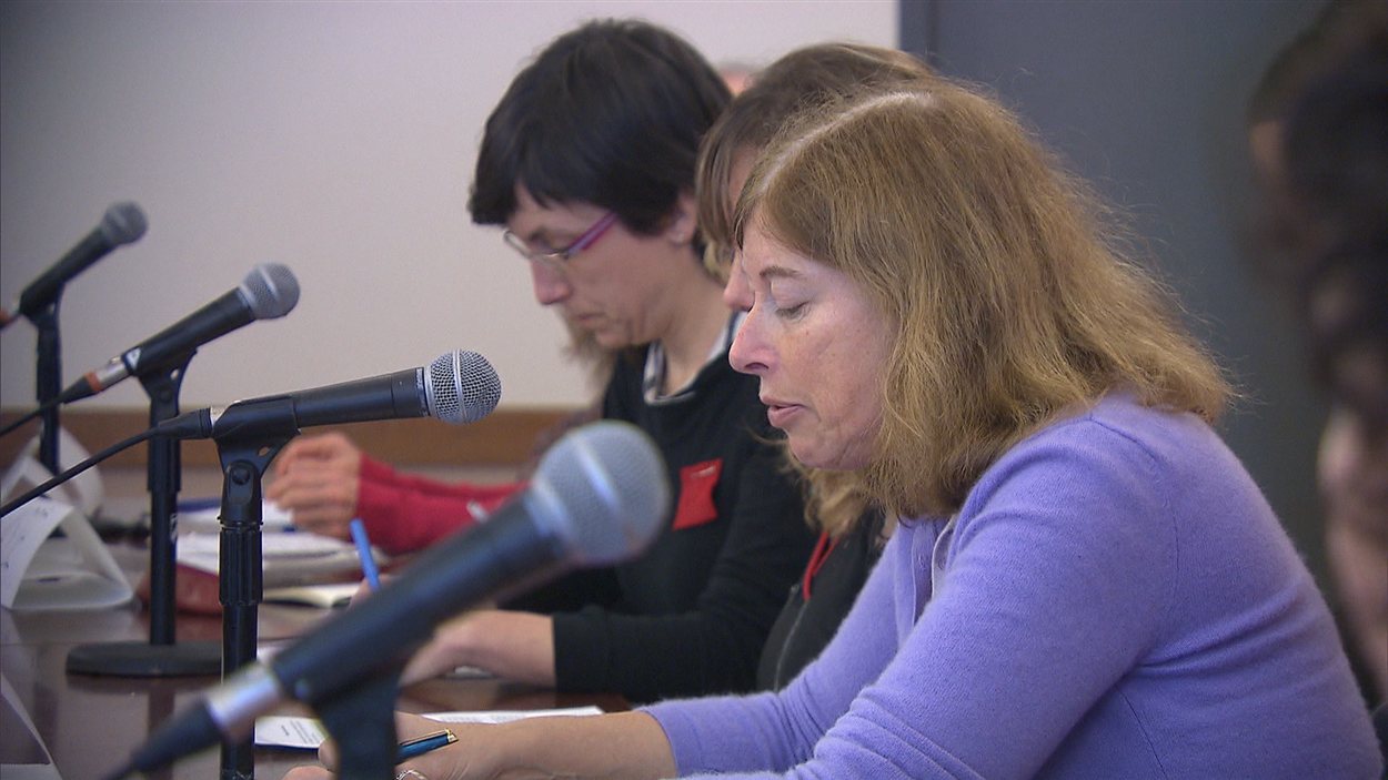 Diane Lamoureux, une porte-parole des Profs contre la hausse, présente le point de vue du mouvement.