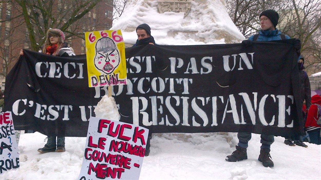Des manifestants au Square Cabot, au centre-ville de Montréal