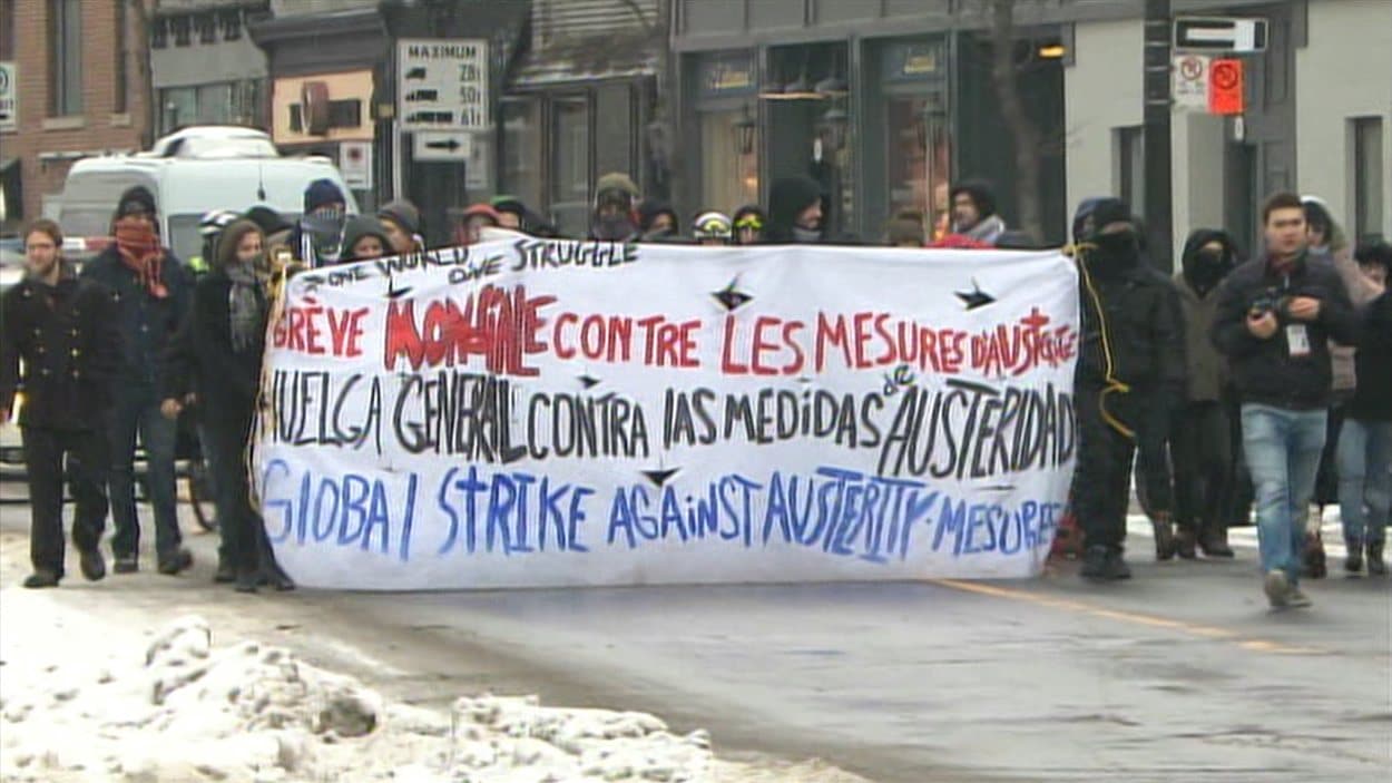 Des étudiants manifestaient tôt, lundi matin, près de l'Arsenal, rue Notre-Dame.