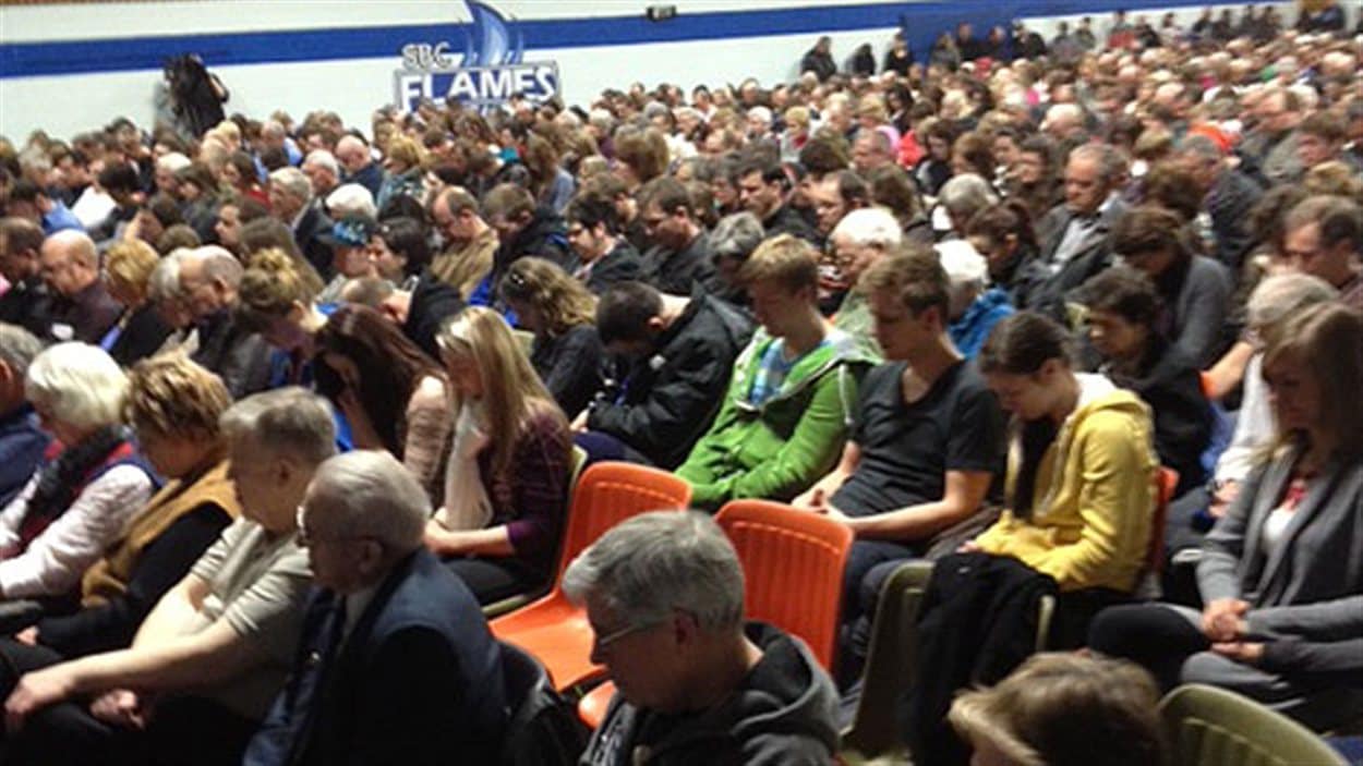 Des gens prient à l'école secondaire chrétienne de Steinbach le 24 février 2013.