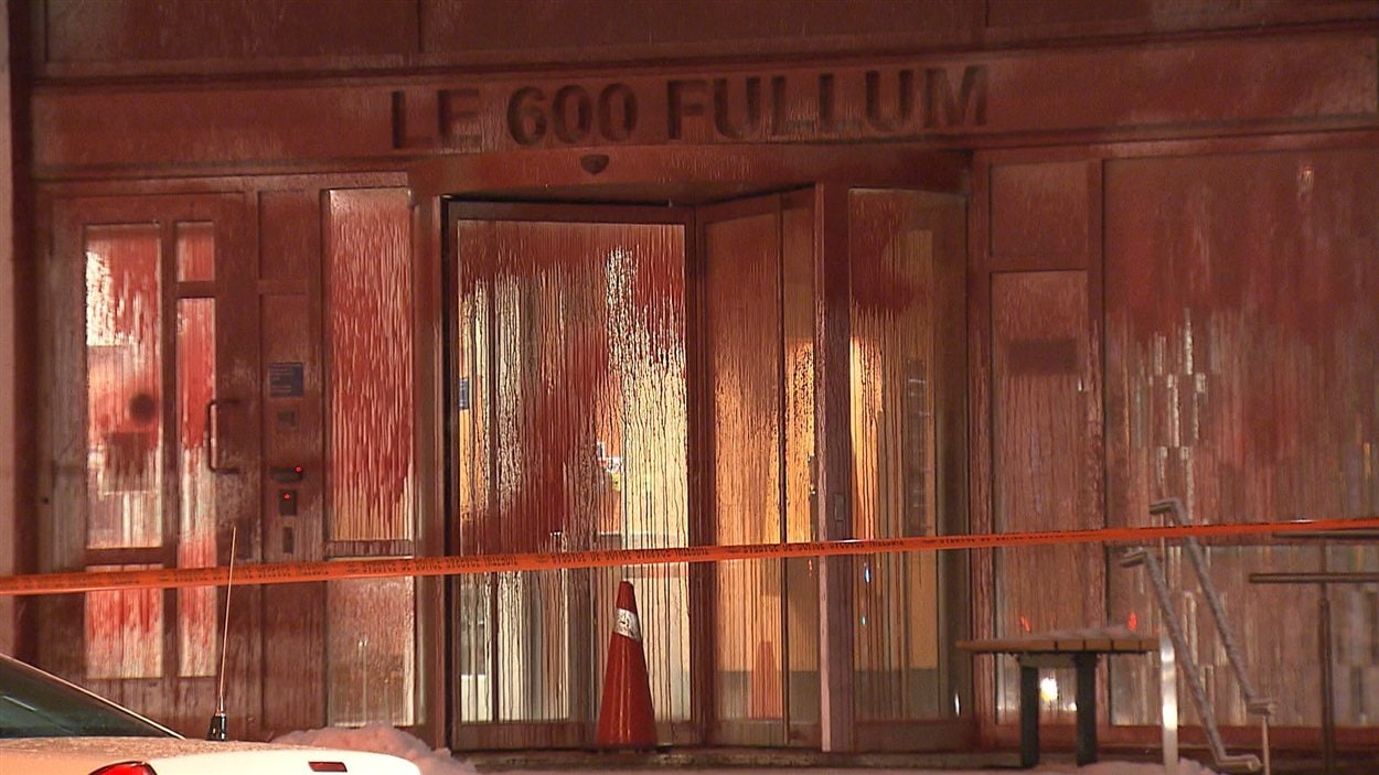 La façade du ministère de l'Éducation, à Montréal, a été aspergée de peinture rouge pendant la nuit.