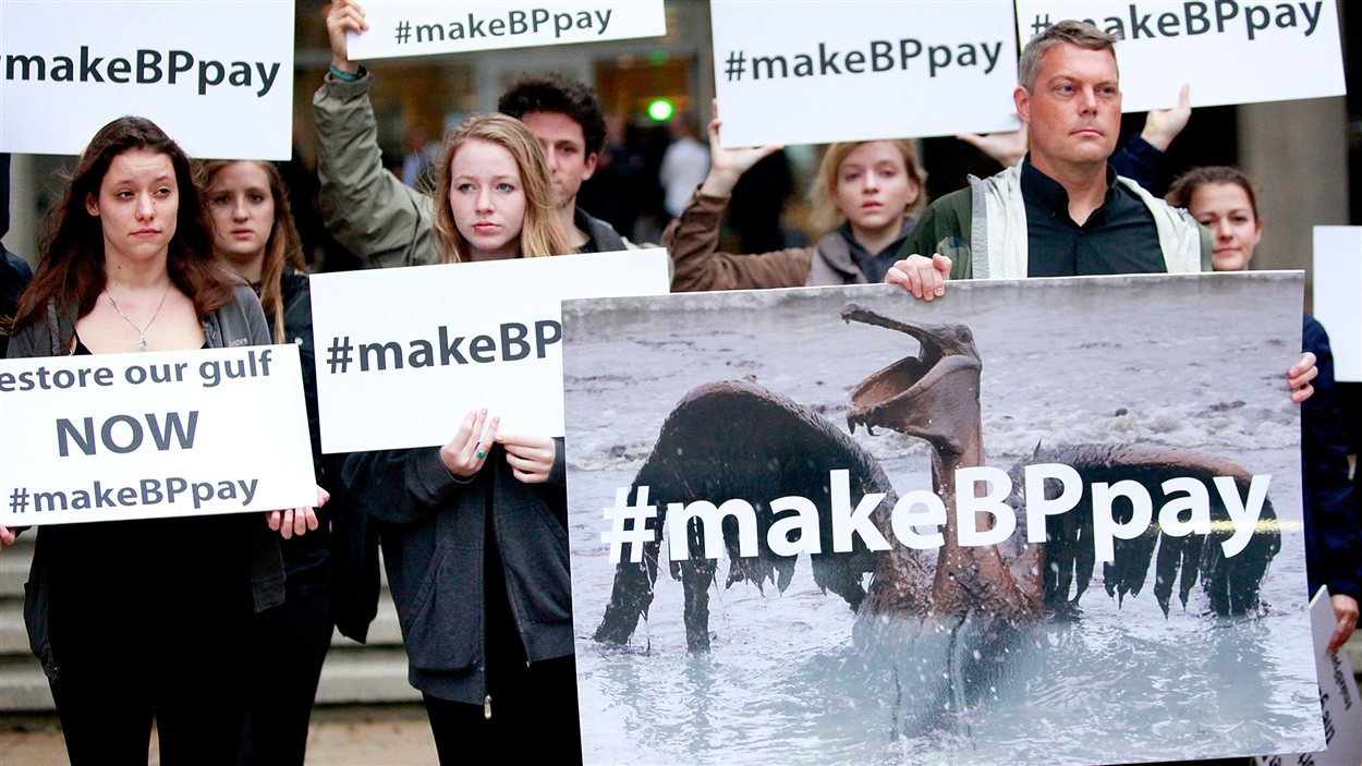 Des manifestants protestent au premier jour du procès de BP à La Nouvelle-Orléans.