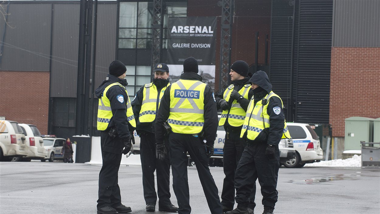 Des policiers devant l'Arsenal, lieu du Sommet sur l'enseignement supérieur