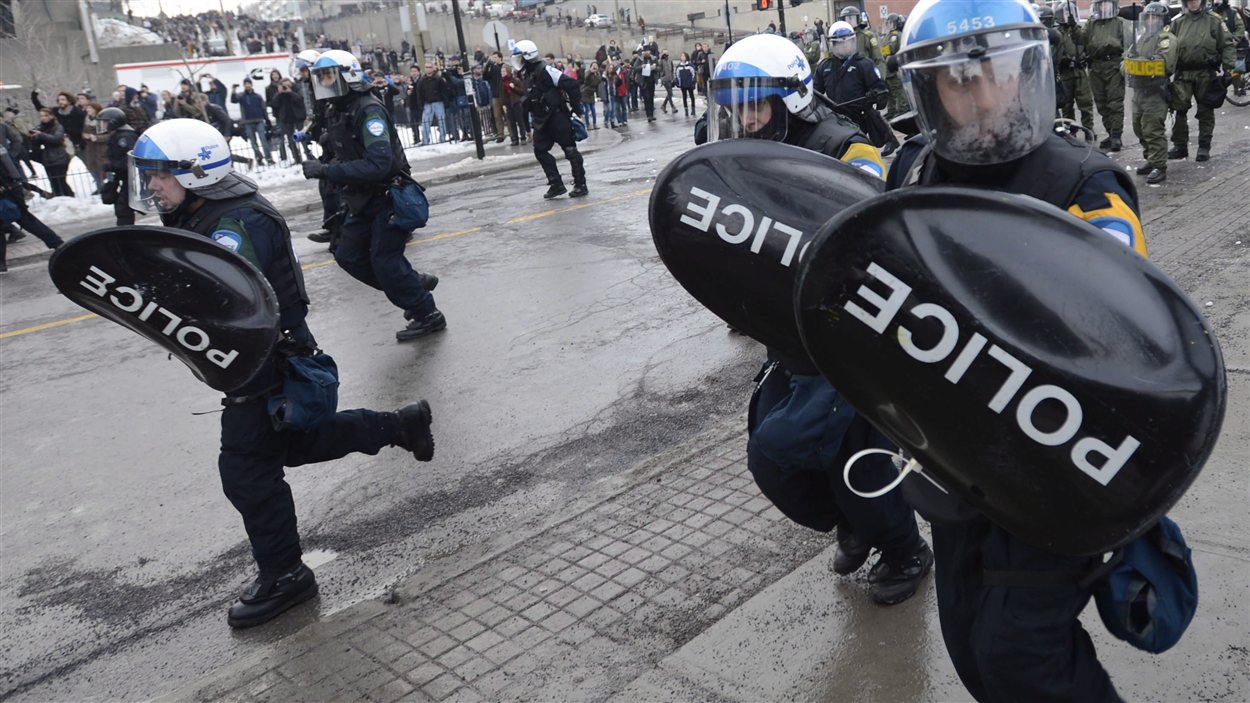 Des policiers du SPVM affrontent des manifestants.