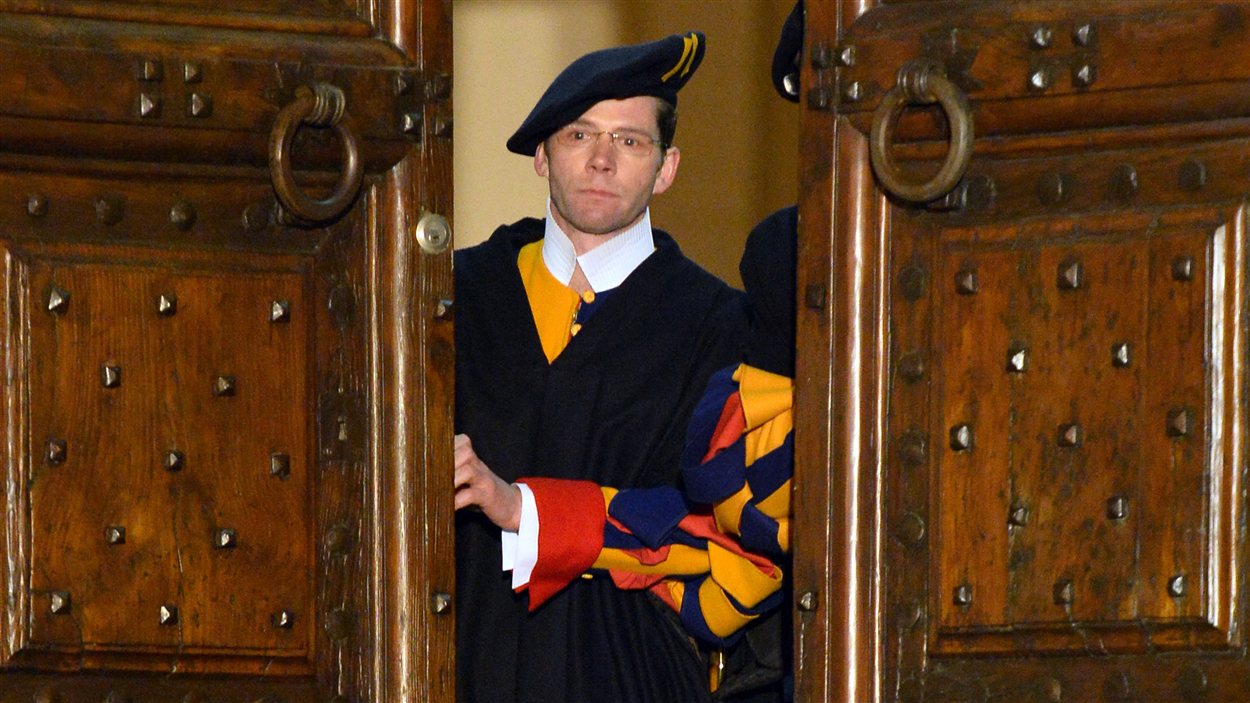 Un garde suisse ferme la porte de la résidence d'été des papes située au sud-est de Rome.