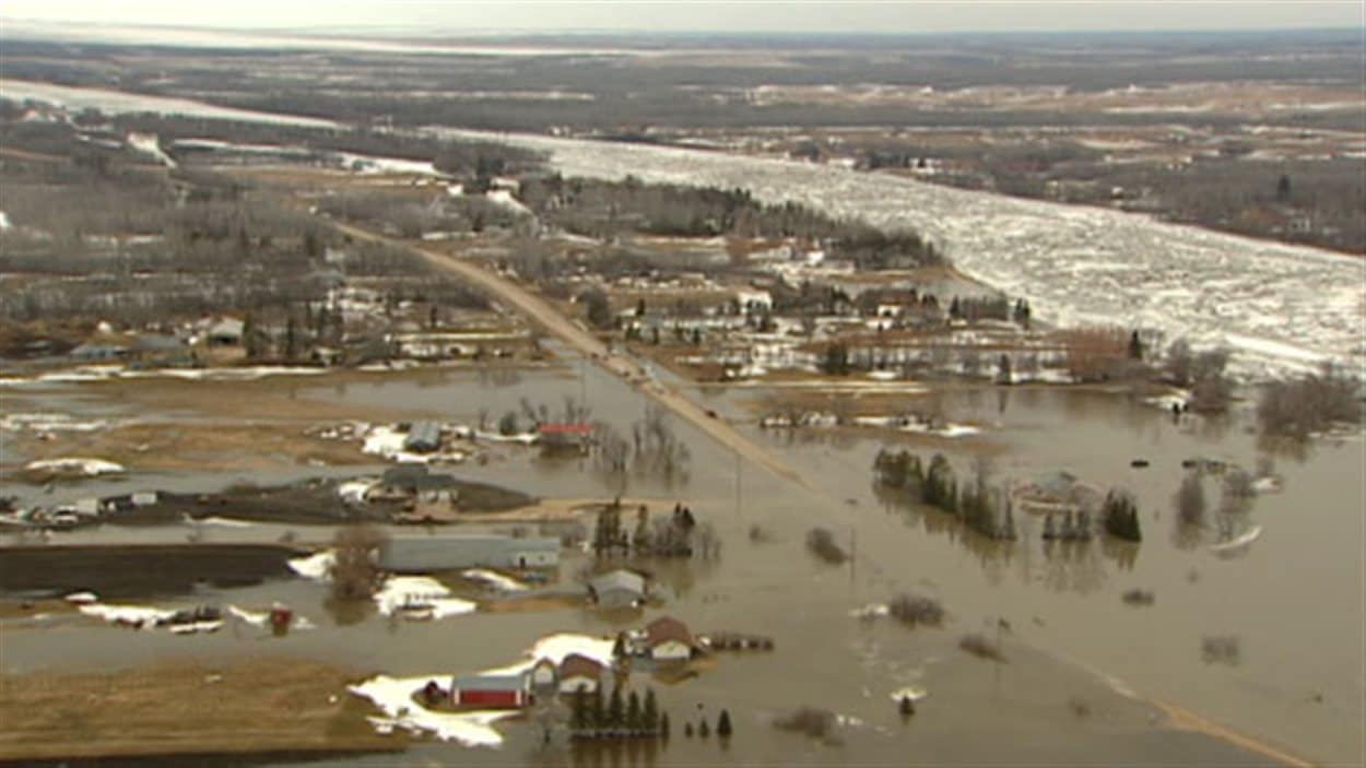 Des terres inondées près du lac Manitoba en 2011