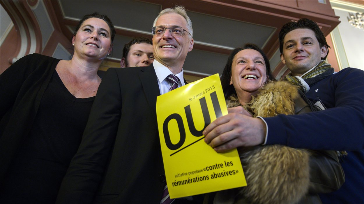 Le parlementaire Thomas Minder en compagnie de quelques partisans de son initiative pour abolir les parachutes dorés