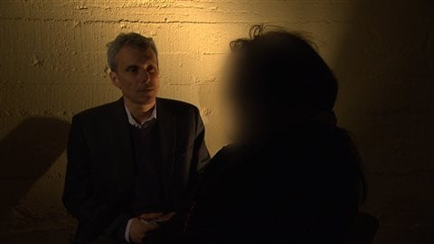 Le journaliste Benoît Giasson discute avec la mère d'un jeune Canadien soupçonné de terrorisme.