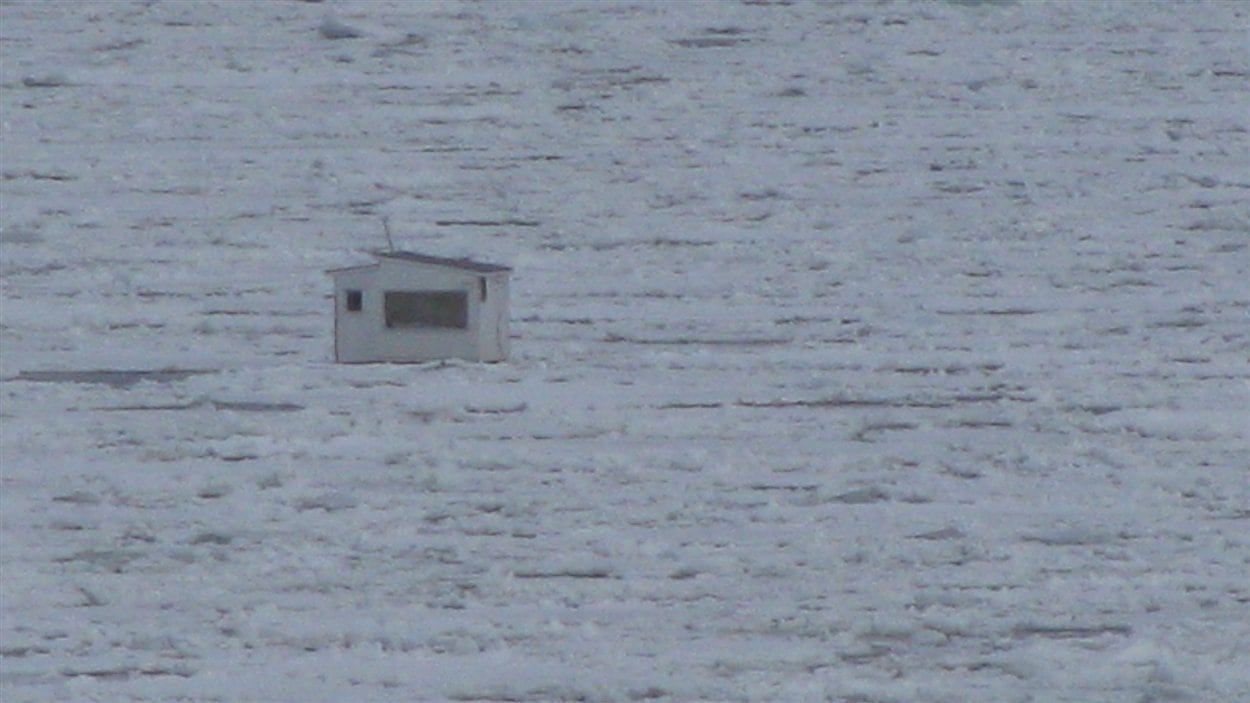 Une des cabanes à pêche à la dérive sur le fleuve Saint-Laurent.