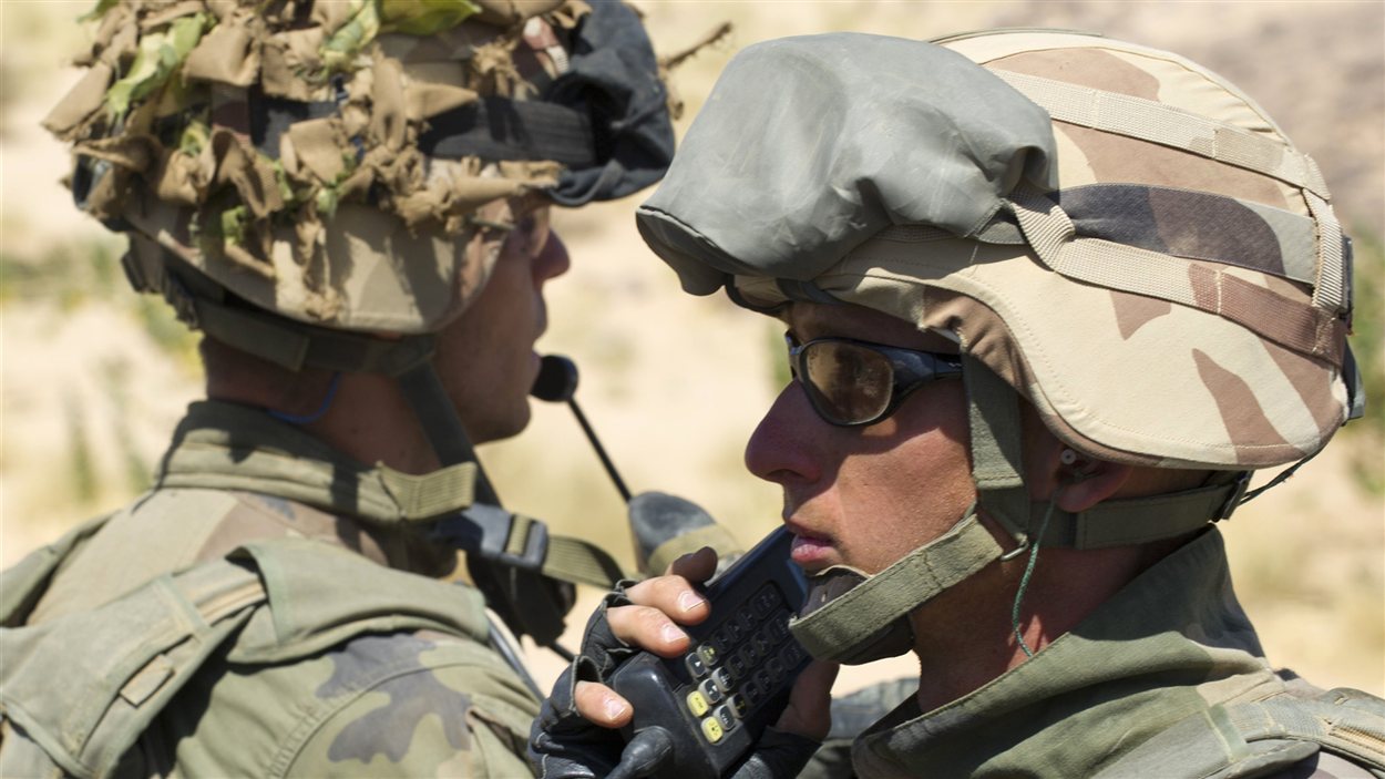 Deux soldats français postés dans l'Adrar des Ifoghas, le 1er mars 2013