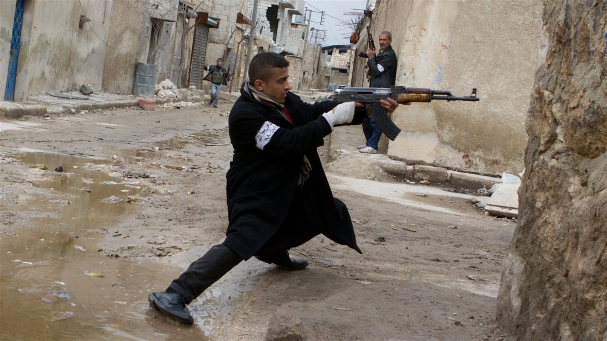 Un rebelle syrien à Alep durant les combats avec les forces gouvernementales le 4 mars 2013.