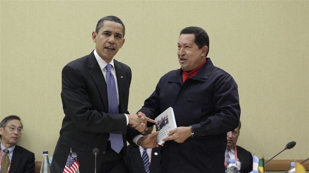 En 2009, Hugo Chavez tend un livre à  Barack Obama, «The Open Veins of Latin America» d'Eduardo Galeano lors d'un Sommet des Amériques.  