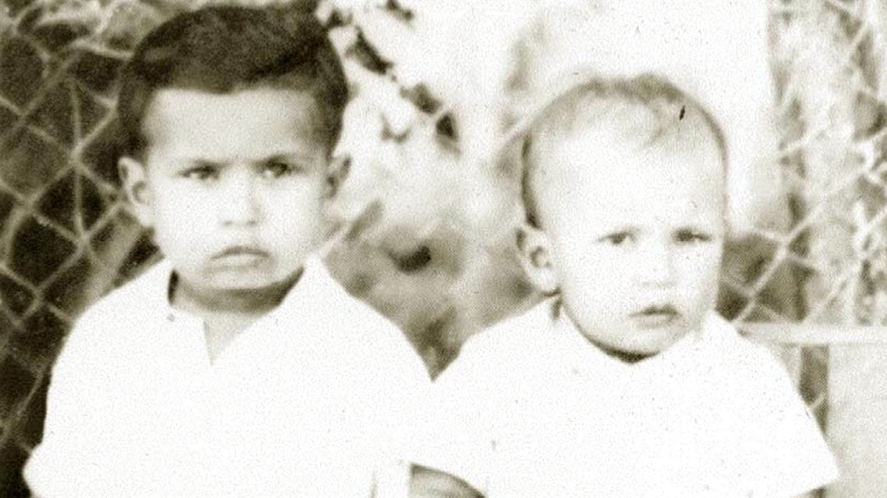 Hugo Chavez (d) avec son frère Adam, la date de la photo n'est pas déterminée.