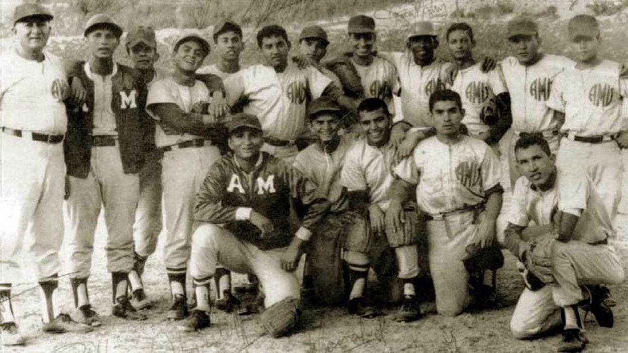 Hugo Chavez (en bas à droite)  avec son équipe de baseball alors qu'il était à l'Académie militaire en 1972.
