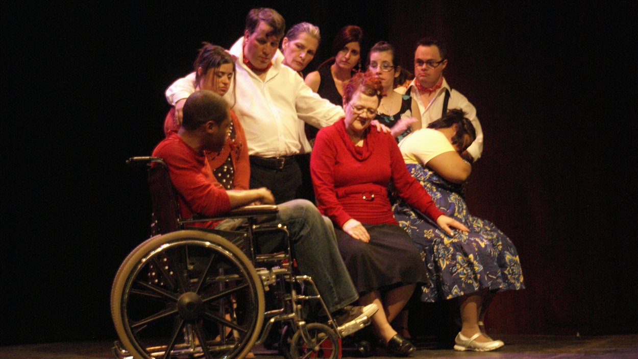 Des comédiens de la troupe Atout-Coeur dans une scène de la pièce "Montréal Est-Ouest"